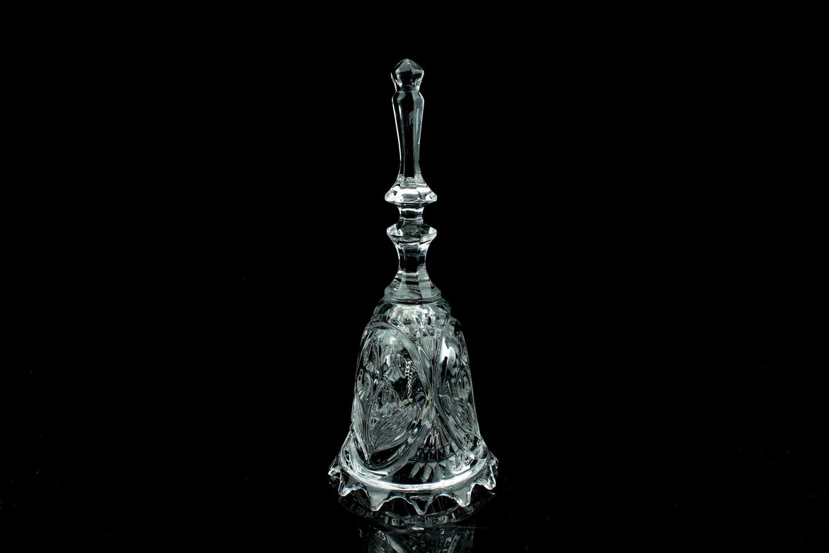 Vintage funktionierende Kristall-Tischglocke mit verziertem Griff und gezacktem Rand – 22 cm.