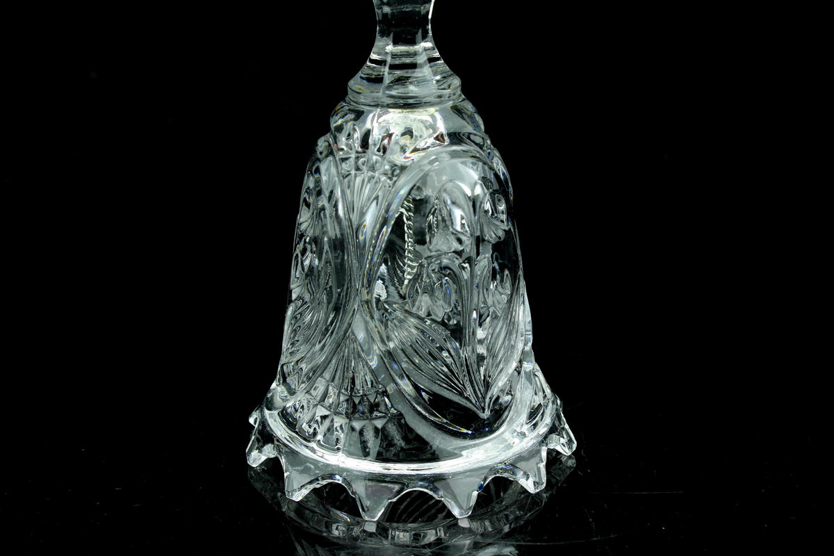 Vintage funktionierende Kristall-Tischglocke mit verziertem Griff und gezacktem Rand – 22 cm.