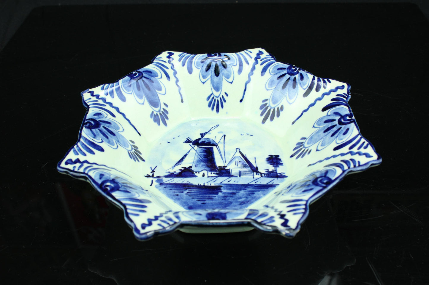 Vintage Delfts Blauw schaaltje - handbeschilderd Hollands molenlandschap - stervormig schaaltje - 17,5cm.