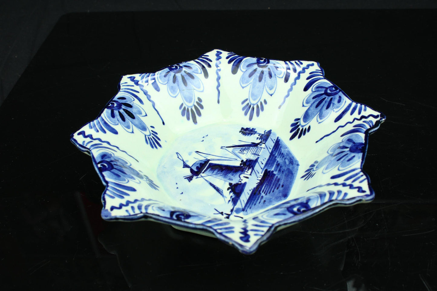Vintage Delfts Blauw schaaltje - handbeschilderd Hollands molenlandschap - stervormig schaaltje - 17,5cm.
