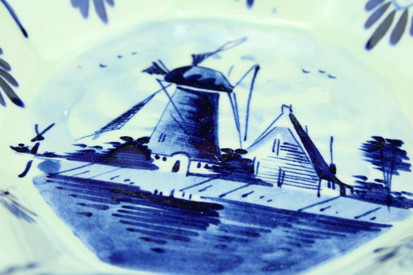 Vintage Delfts Blauw schaaltje - handbeschilderd Hollands molenlandschap - stervormig schaaltje - 17,5cm.