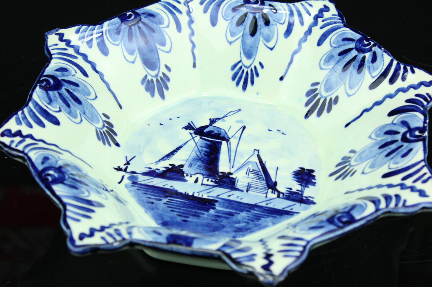 Vintage Delfts Blauw schaaltje - handbeschilderd Hollands molenlandschap - stervormig schaaltje - 17,5cm.