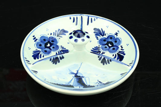 Vintage Delfts Blauw verdeel-schaaltje - handbeschilderd molenlandschap en bloemen - drie Vakken - 14 cm. doorsnede
