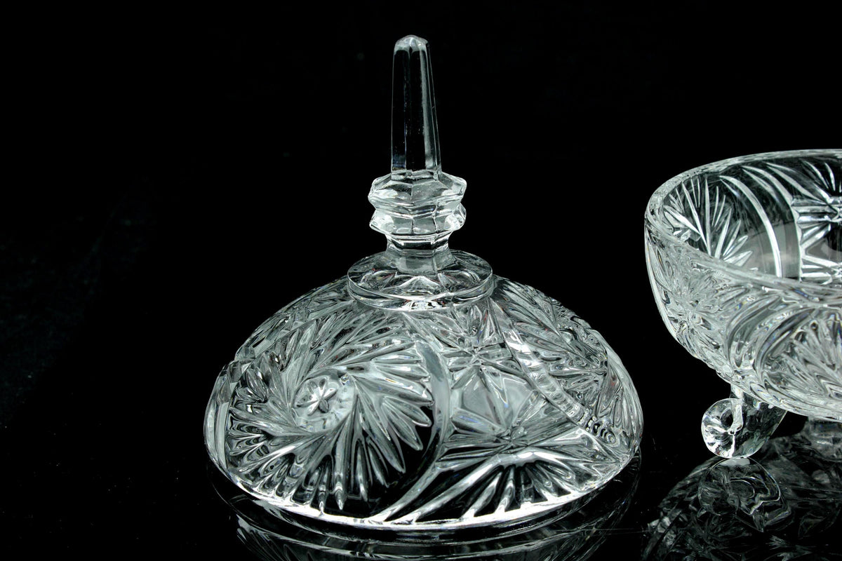 Vintage kristallen bonbonnière met deksel - sterpatroon - drie gekrulde pootjes - 17,5 cm. hoog