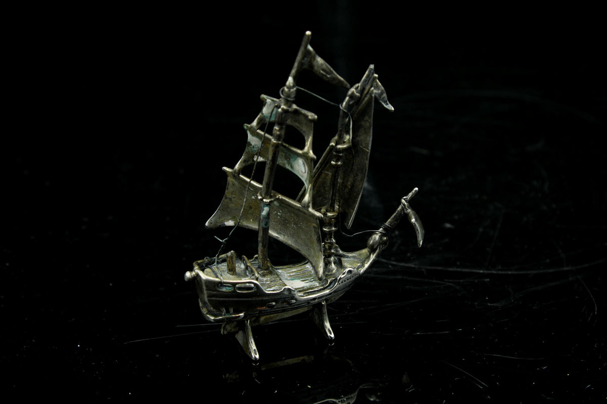 Vintage miniatuur verzilverd zeilschip - mini driemaster galjoen - maritiem collectors item - 6 cm.