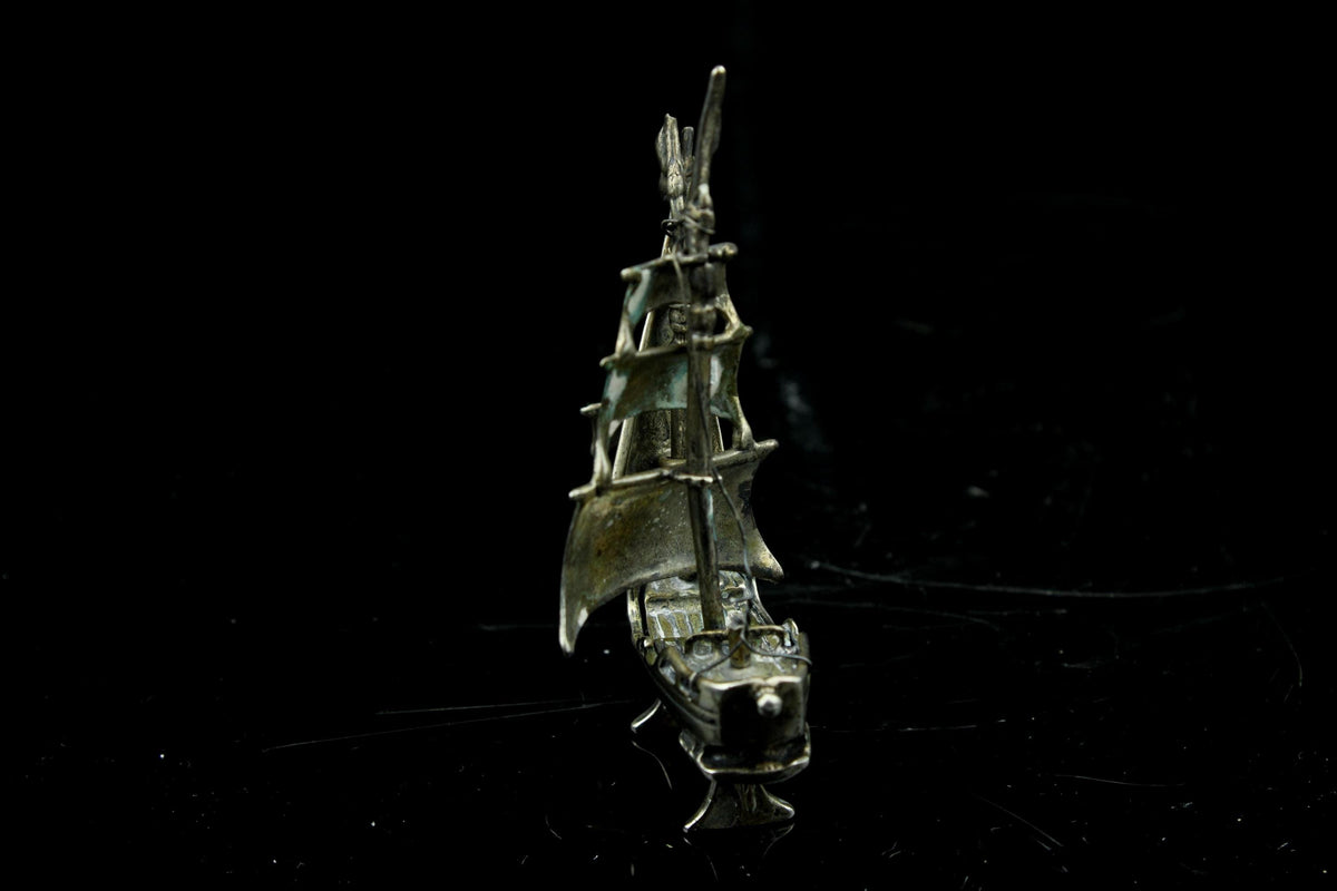 Vintage miniatuur verzilverd zeilschip - mini driemaster galjoen - maritiem collectors item - 6 cm.