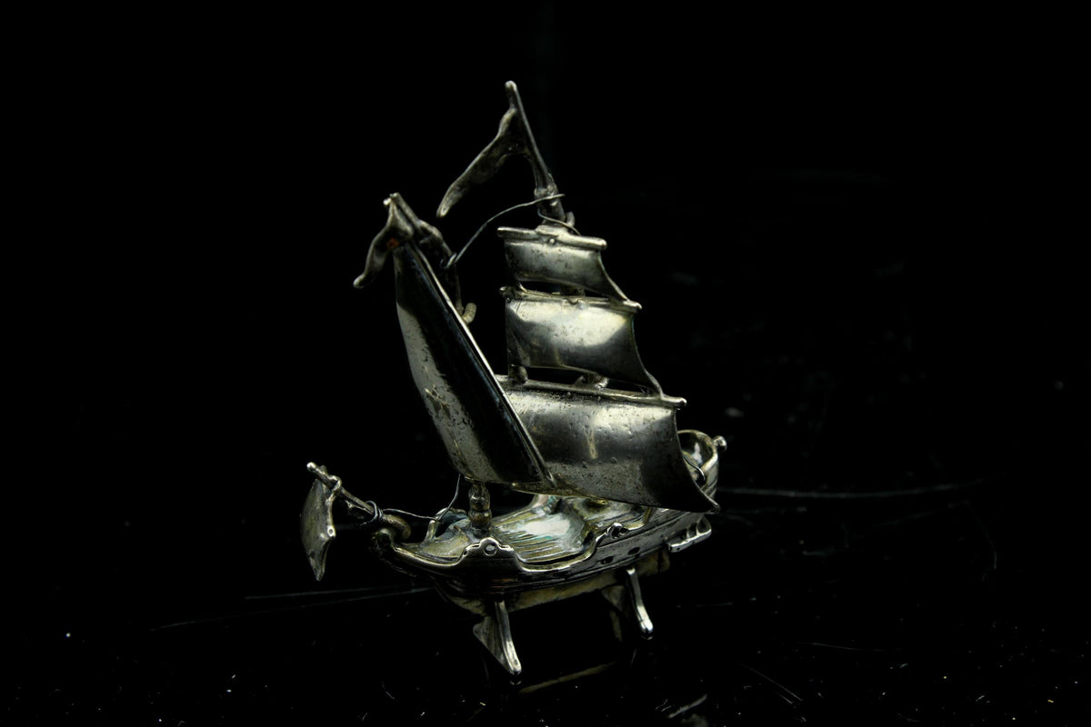 Vintage miniatuur verzilverd zeilschip - mini driemaster galjoen - maritiem collectors item - 6 cm.
