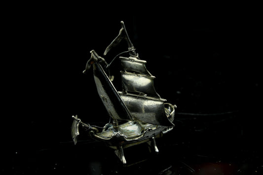 Vintage miniatuur verzilverd zeilschip - mini driemaster galjoen - maritiem collectors item - 6 cm.