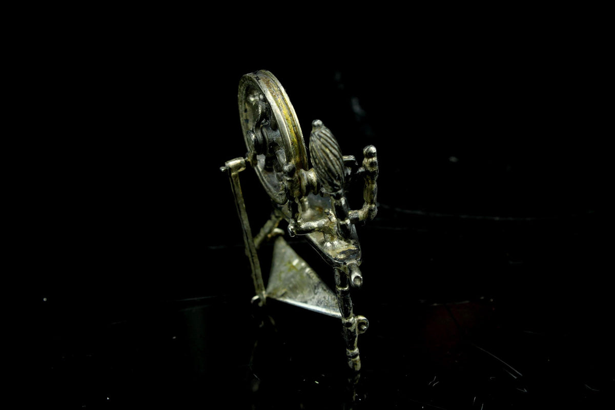 Vintage miniatuur verzilverde spinnewiel - Hollands miniatuurzilver - poppenhuis accessoire -collectors Item - 5 cm hoog