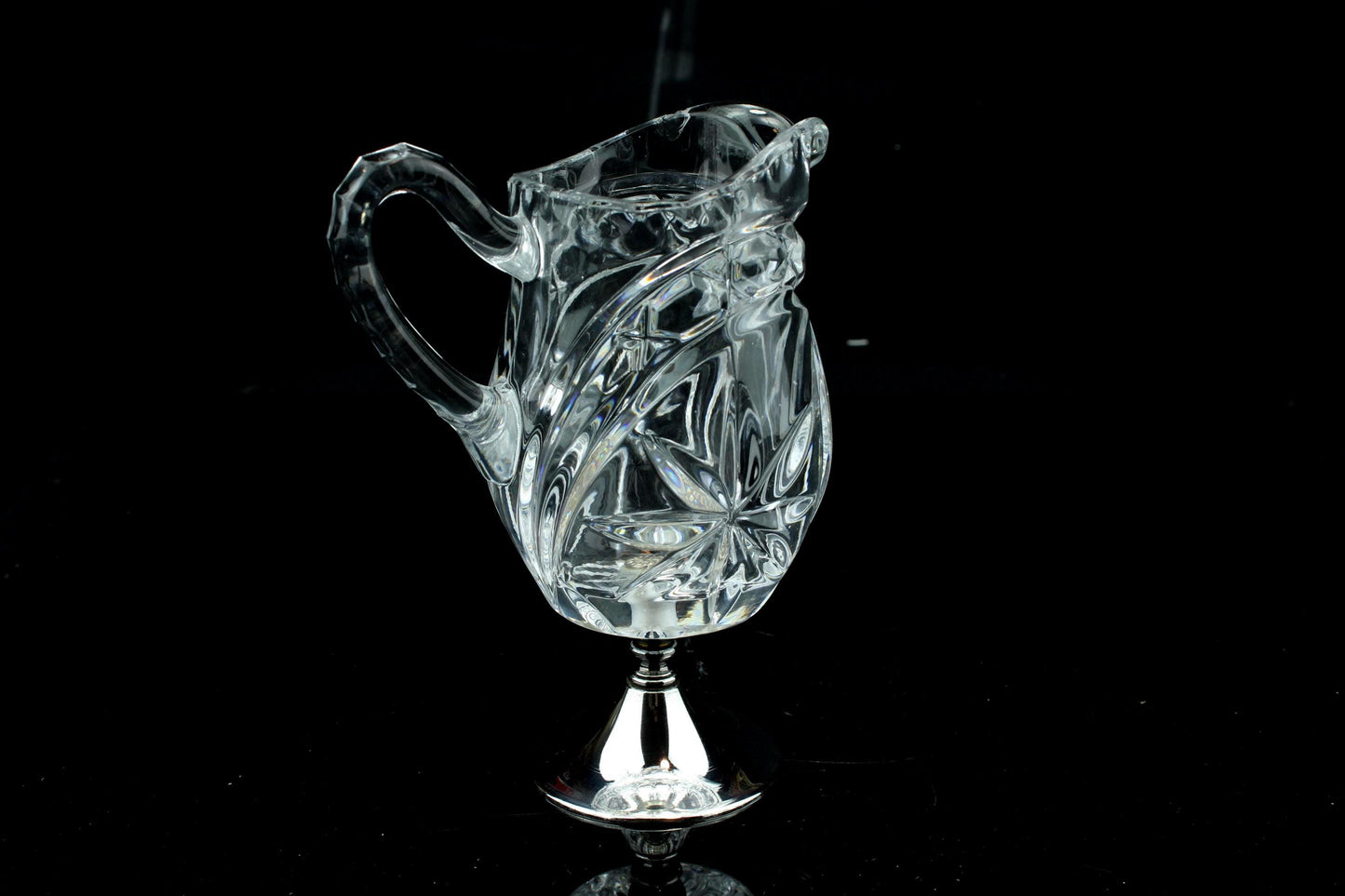 Vintage Kristall-Milchkännchen auf versilbertem Fuß - geschliffene Gießkanne - 16 cm.