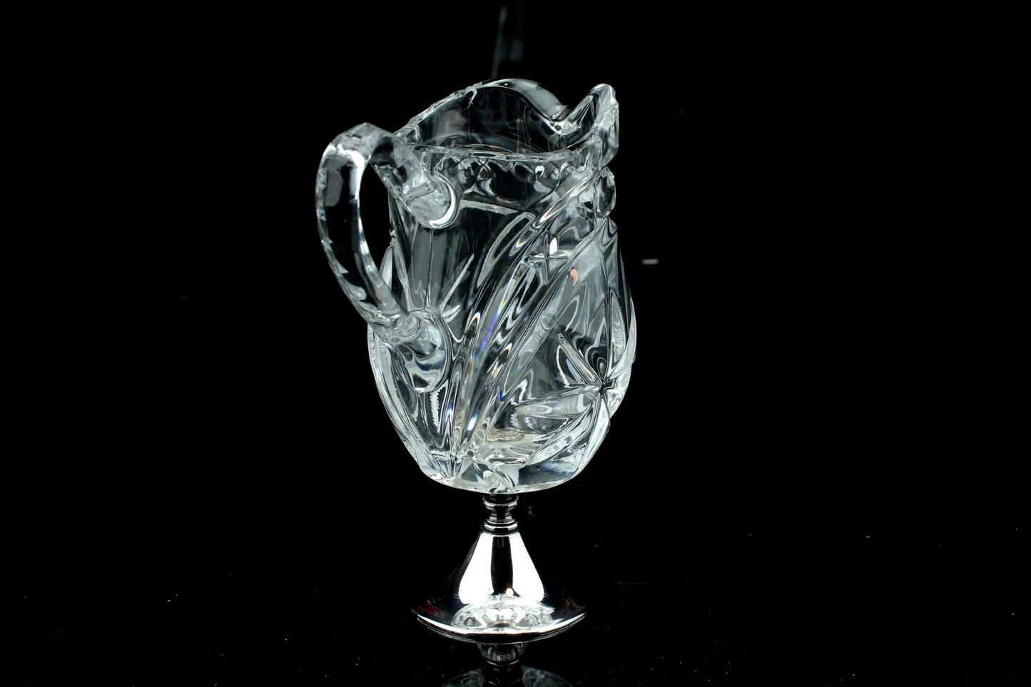 Vintage Kristall-Milchkännchen auf versilbertem Fuß - geschliffene Gießkanne - 16 cm.