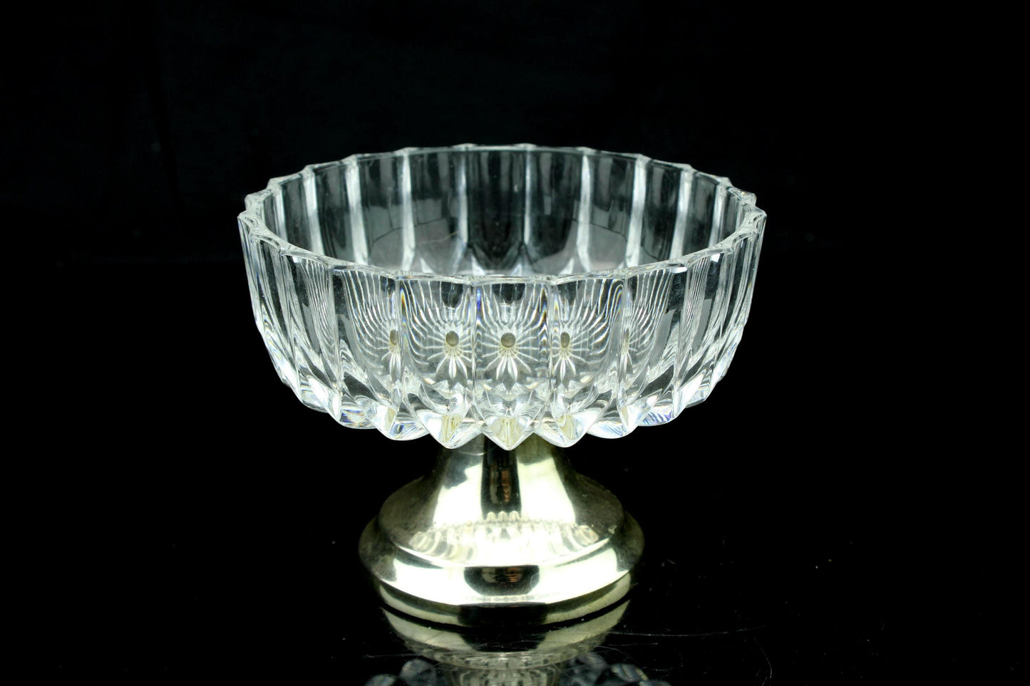 Vintage kristallen coupe op verzilverde voet - geslepen kristal bonbonschaal - sierraadschaal - 11,5 cm. doorsnede