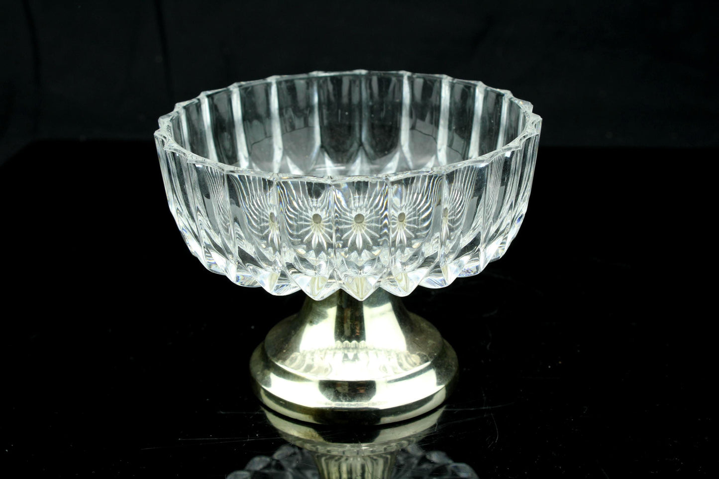 Vintage kristallen coupe op verzilverde voet - geslepen kristal bonbonschaal - sierraadschaal - 11,5 cm. doorsnede