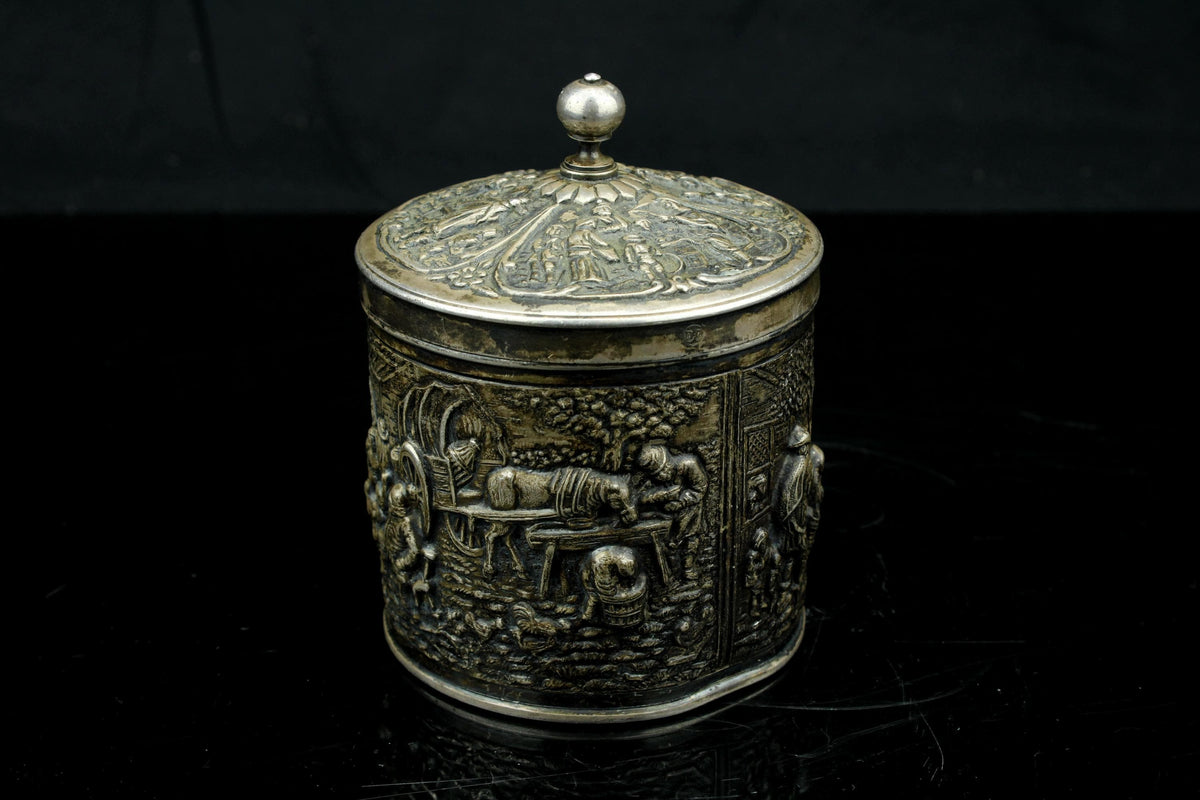 Antieke zilverkleurige theebus met Hollandse genretaferelen - Hollands dorpsleven - brocante pronkstuk