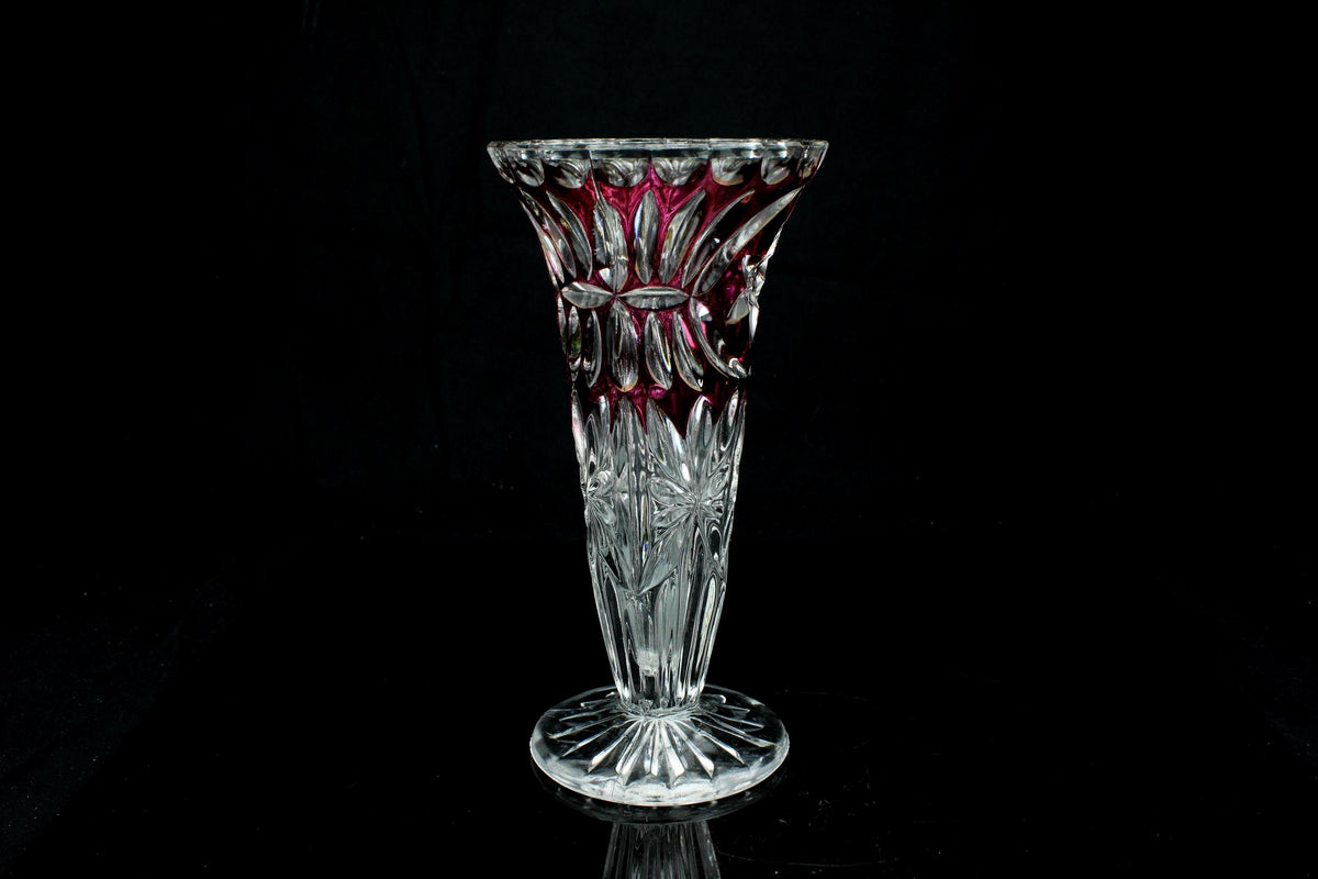 Vintage kristallen paarsrode trompetvaas - geslepen sterpatroon - Bohemian crystal - 19,5 cm.