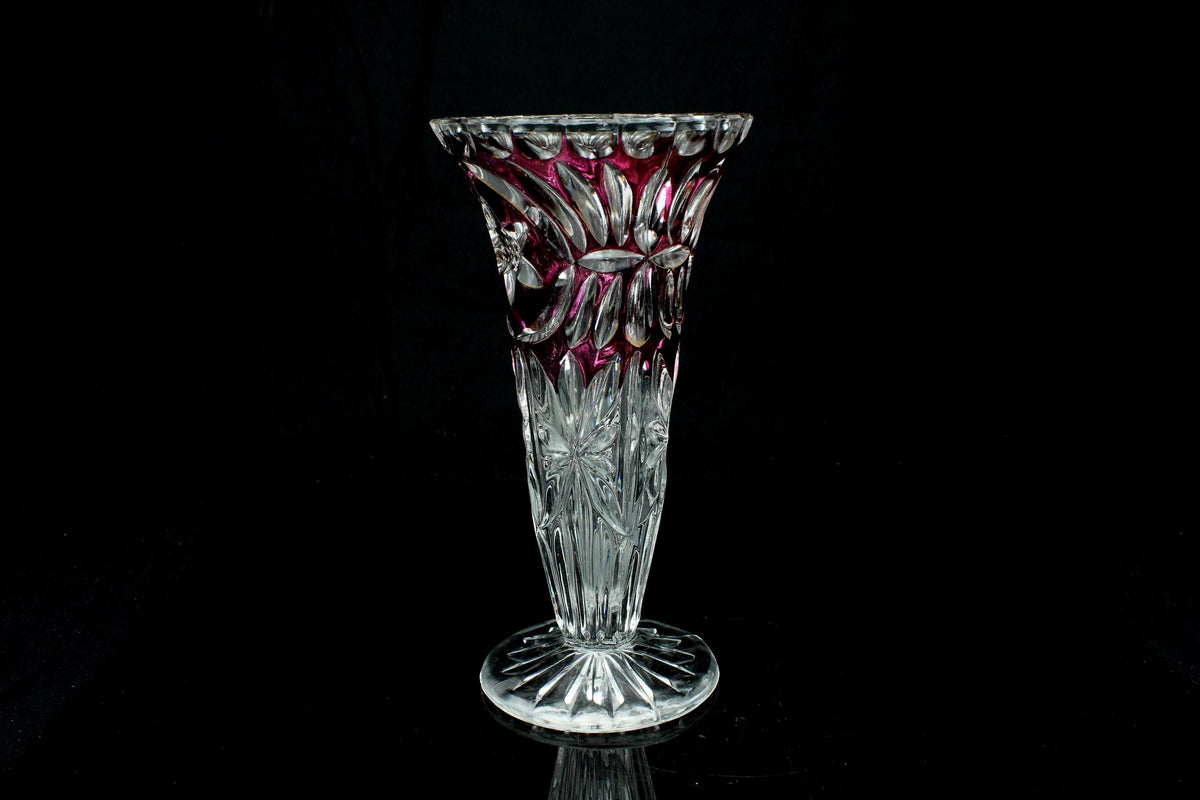Vintage kristallen paarsrode trompetvaas - geslepen sterpatroon - Bohemian crystal - 19,5 cm.
