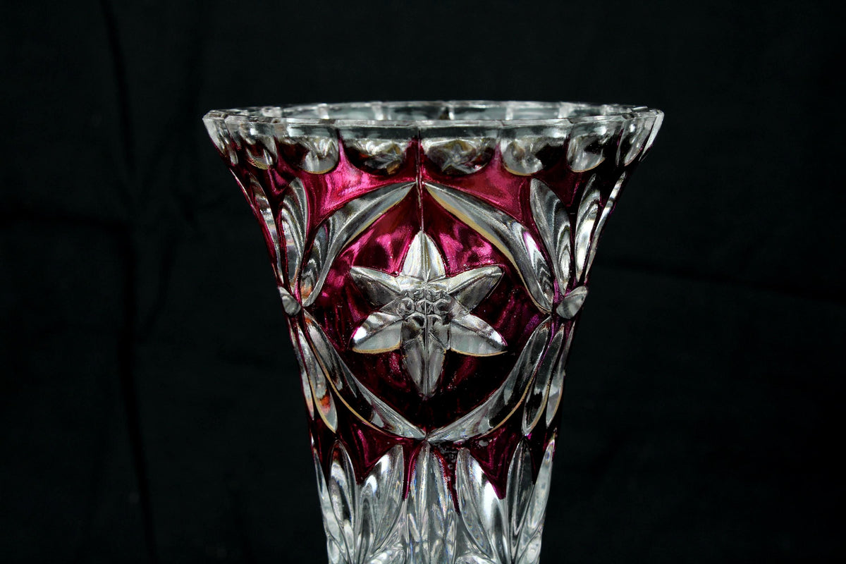 Vintage kristallen paarsrode trompetvaas - geslepen sterpatroon - Bohemian crystal - 19,5 cm.