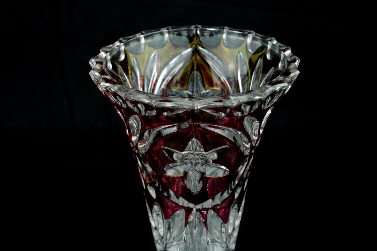 Vintage kristallen paarsrode trompetvaas - geslepen sterpatroon - Bohemian crystal - 19,5 cm.