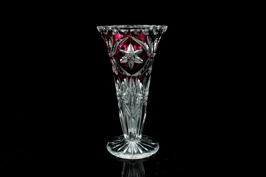 Vintage kristallen paarsrode trompetvaas - geslepen sterpatroon - Bohemian crystal - 19,5 cm.