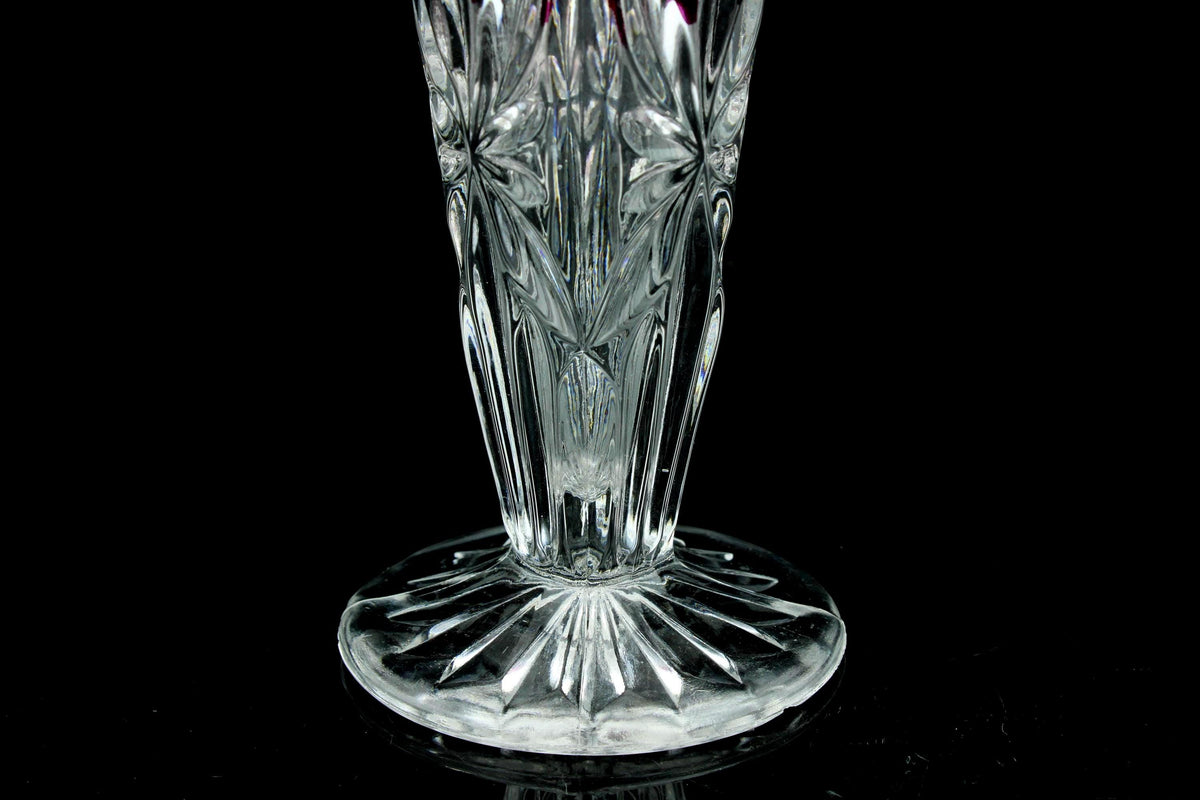 Vintage kristallen paarsrode trompetvaas - geslepen sterpatroon - Bohemian crystal - 19,5 cm.