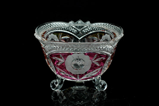 Vintage paarsrode kristallen schaal op pootjes - geslepen kristal - bonbonschaal - Brocante tafeldecor - 10 cm hoog