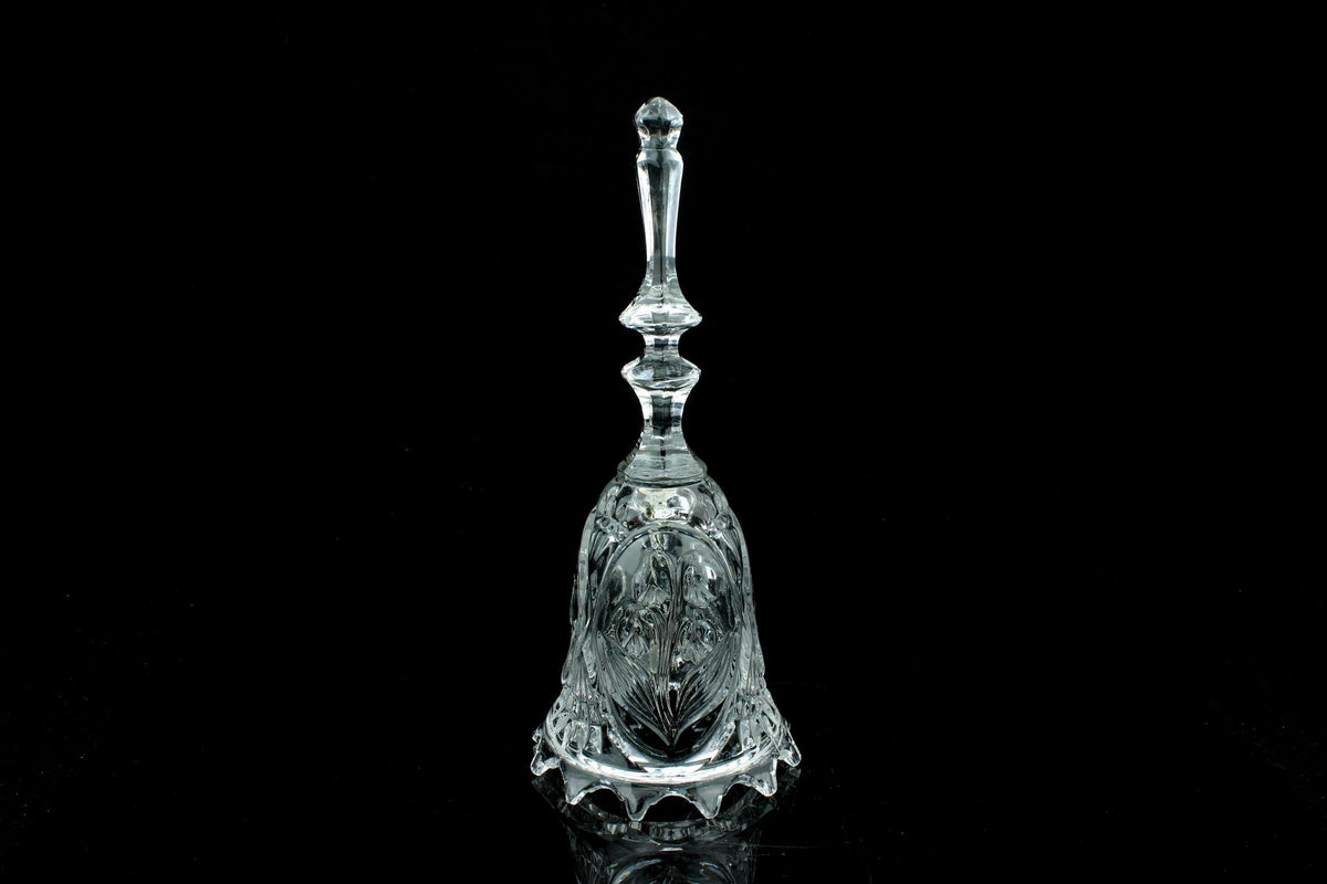 Vintage funktionierende Kristall-Tischglocke mit verziertem Griff und gezacktem Rand – 22 cm.