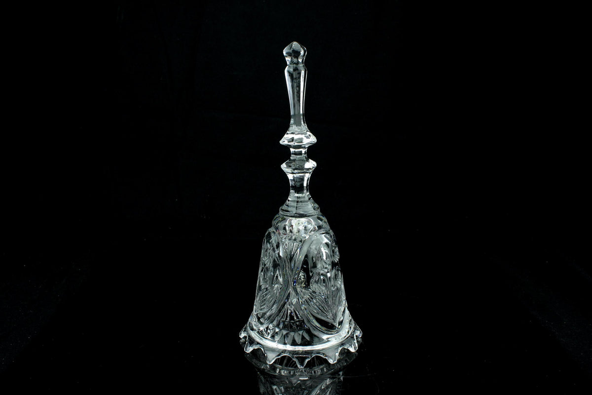 Vintage funktionierende Kristall-Tischglocke mit verziertem Griff und gezacktem Rand – 22 cm.