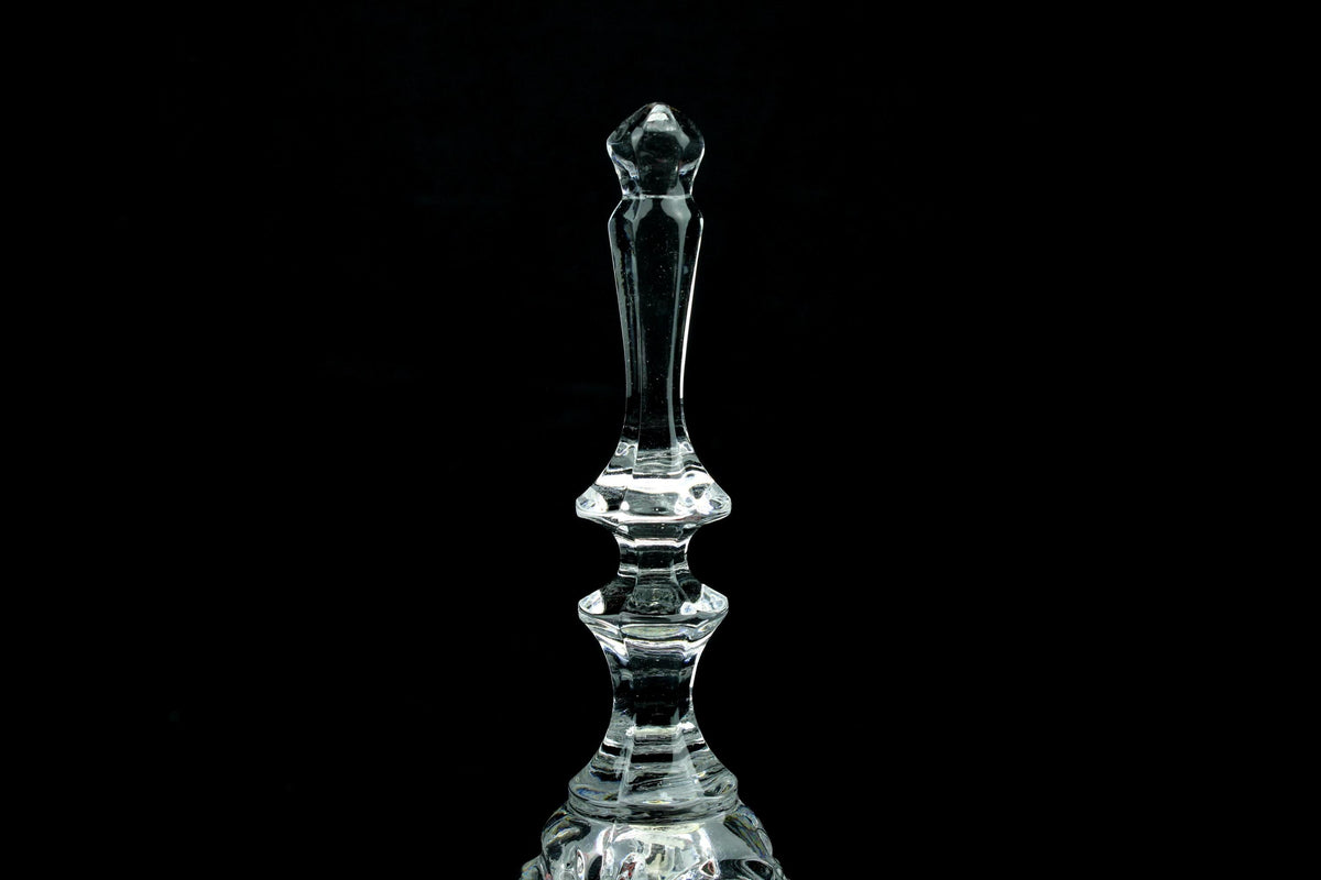 Vintage funktionierende Kristall-Tischglocke mit verziertem Griff und gezacktem Rand – 22 cm.