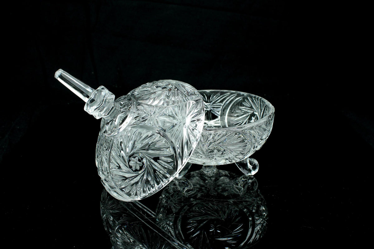 Vintage kristallen bonbonnière met deksel - sterpatroon - drie gekrulde pootjes - 17,5 cm. hoog