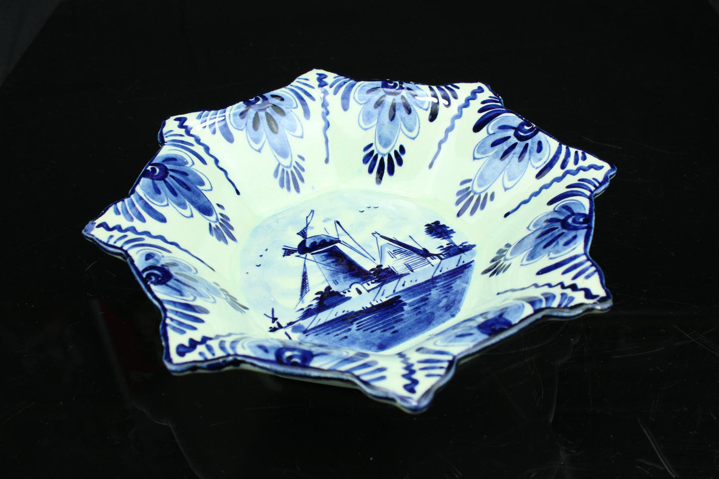 Vintage Delfts Blauw schaaltje - handbeschilderd Hollands molenlandschap - stervormig schaaltje - 17,5cm.
