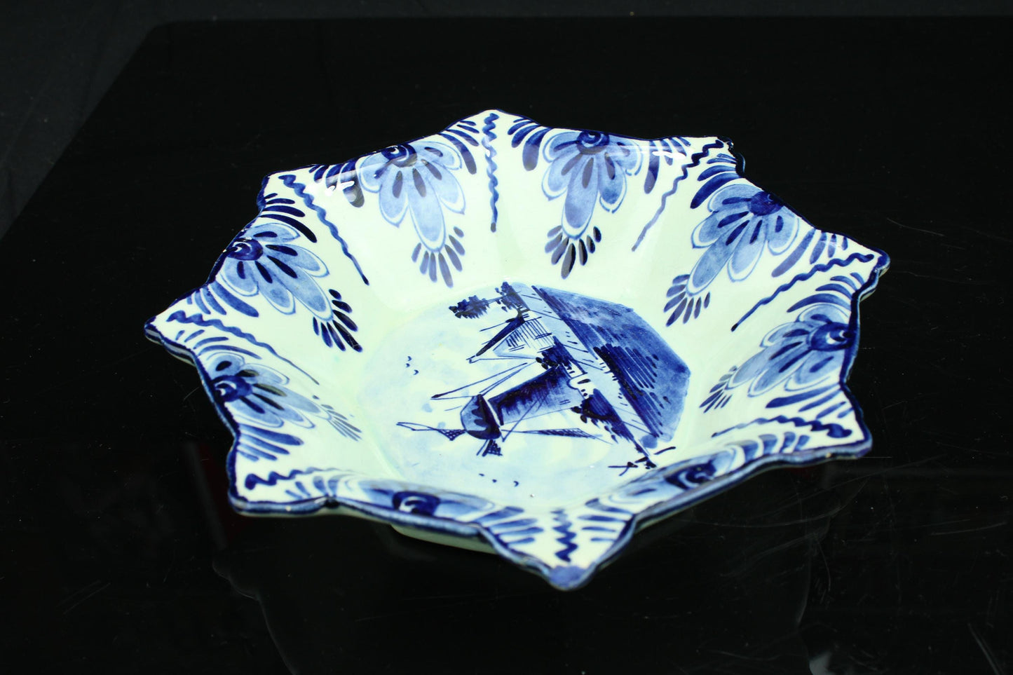 Vintage Delfts Blauw schaaltje - handbeschilderd Hollands molenlandschap - stervormig schaaltje - 17,5cm.