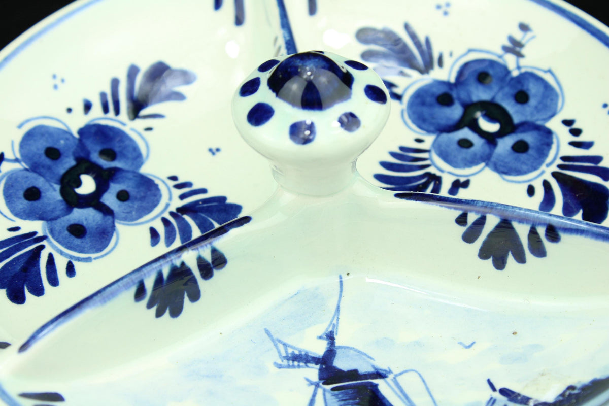 Vintage Delfts Blauw verdeel-schaaltje - handbeschilderd molenlandschap en bloemen - drie Vakken - 14 cm. doorsnede