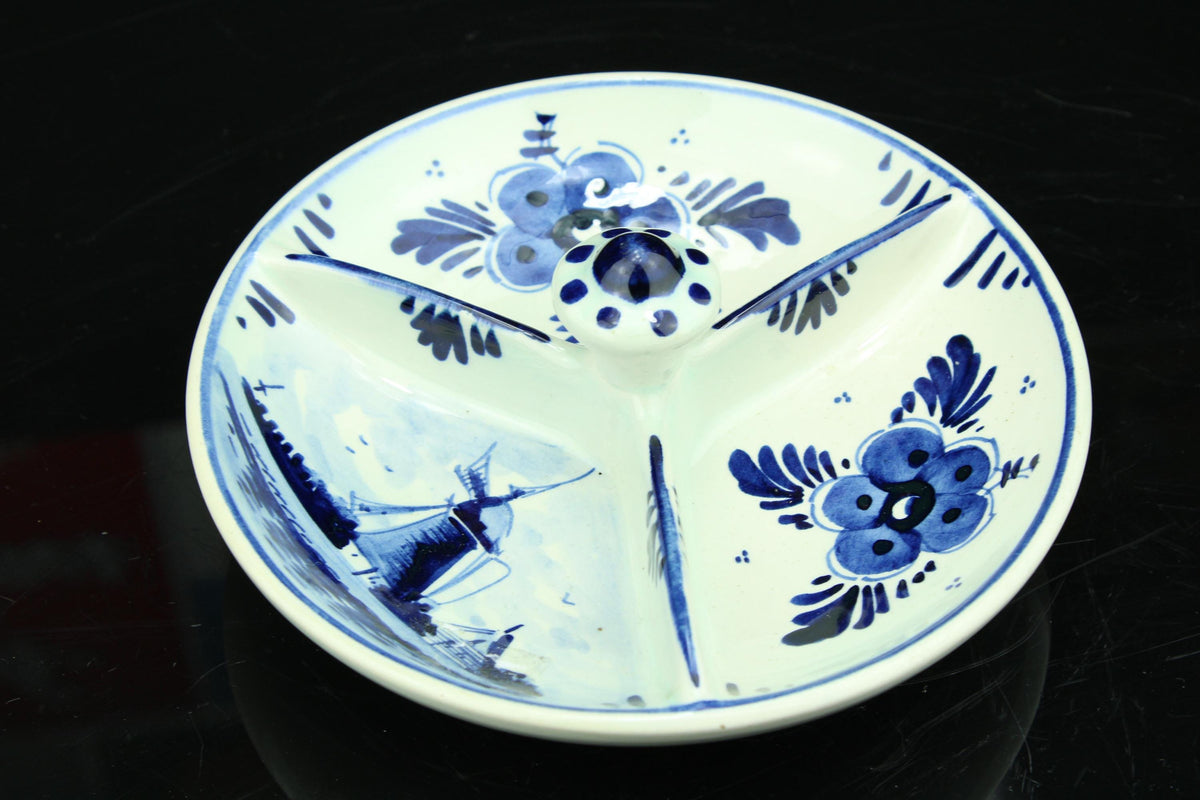Vintage Delfts Blauw verdeel-schaaltje - handbeschilderd molenlandschap en bloemen - drie Vakken - 14 cm. doorsnede