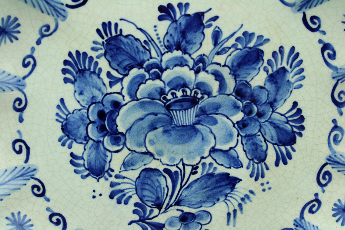 Vintage Delfts blauw wandbord - handbeschilderd keramiek - blauw wit bord met bloemen - 17,5 cm