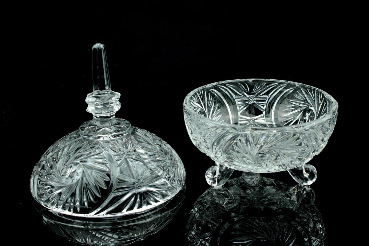 Vintage kristallen bonbonnière met deksel - sterpatroon - drie gekrulde pootjes - 17,5 cm. hoog