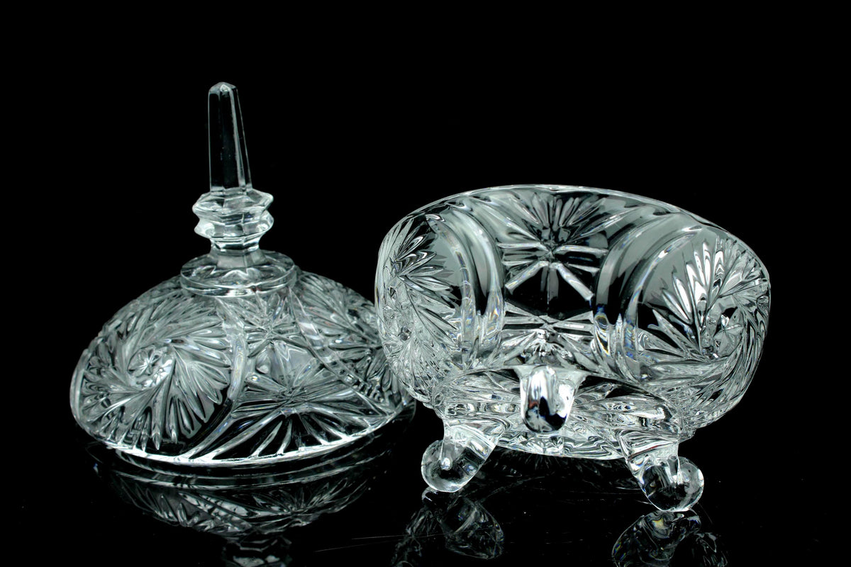 Vintage kristallen bonbonnière met deksel - sterpatroon - drie gekrulde pootjes - 17,5 cm. hoog