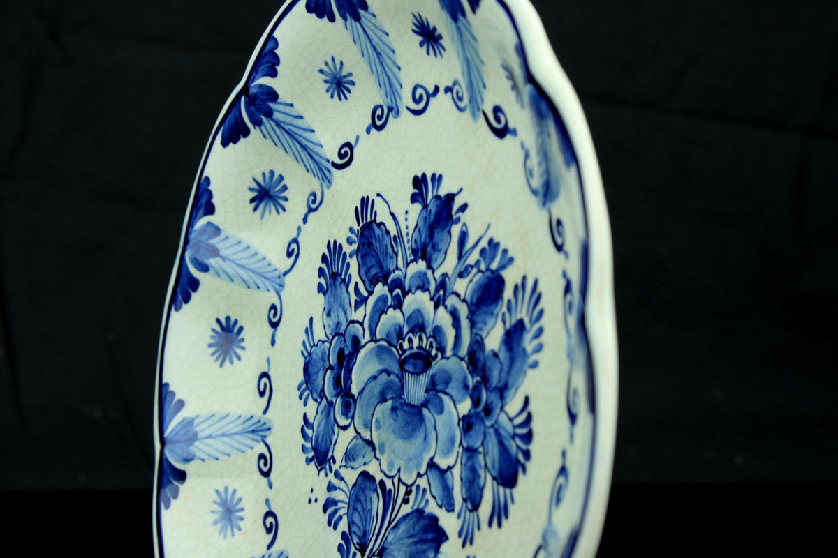 Vintage Delfts blauw wandbord - handbeschilderd keramiek - blauw wit bord met bloemen - 17,5 cm