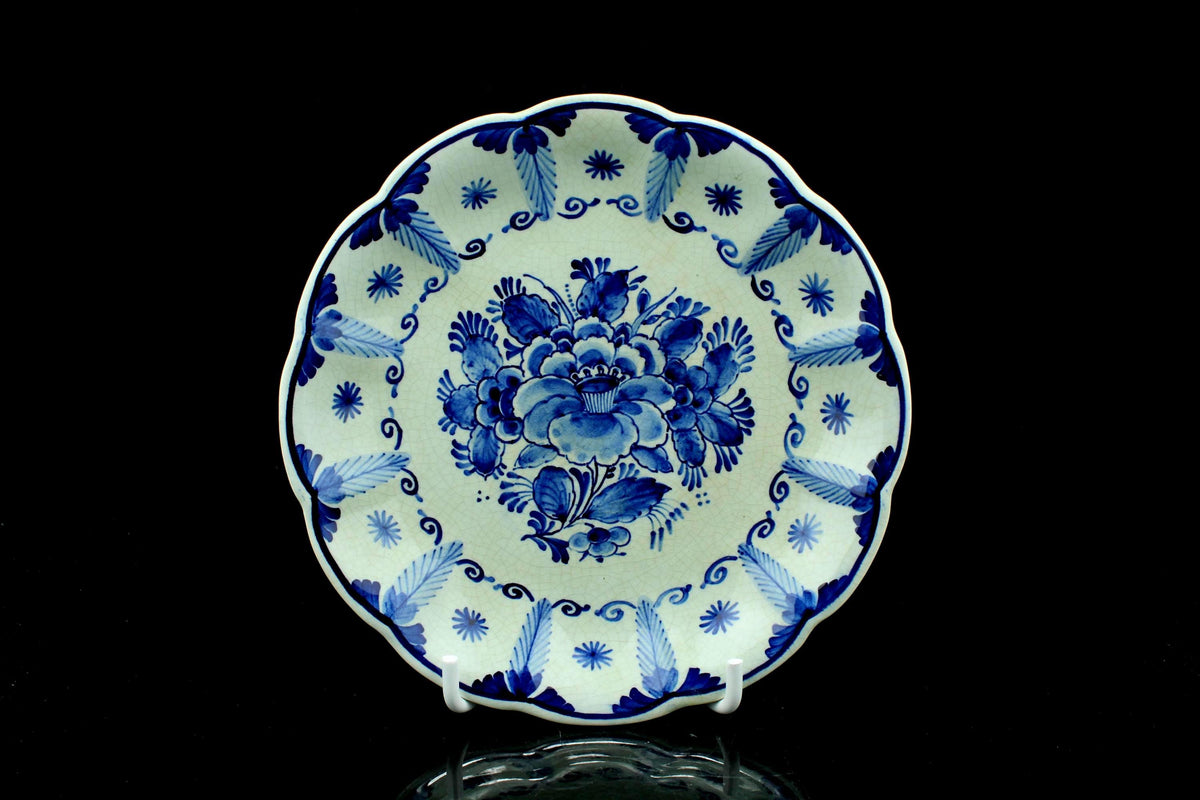 Vintage Delfts blauw wandbord - handbeschilderd keramiek - blauw wit bord met bloemen - 17,5 cm