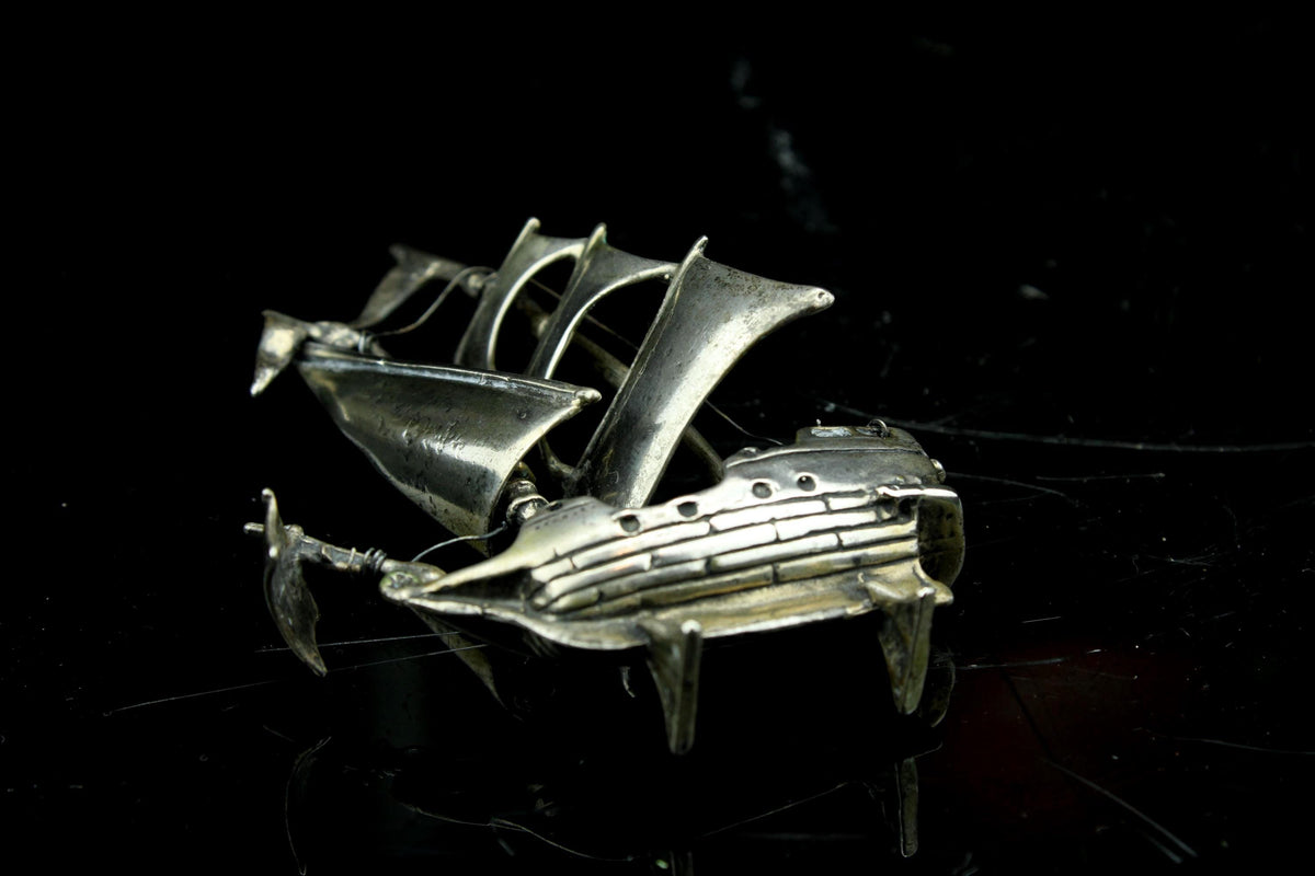 Vintage miniatuur verzilverd zeilschip - mini driemaster galjoen - maritiem collectors item - 6 cm.