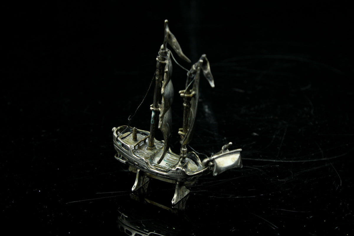 Vintage miniatuur verzilverd zeilschip - mini driemaster galjoen - maritiem collectors item - 6 cm.
