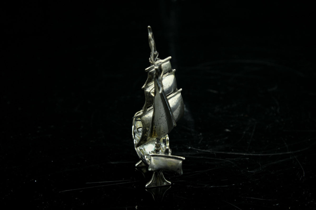 Vintage miniatuur verzilverd zeilschip - mini driemaster galjoen - maritiem collectors item - 6 cm.