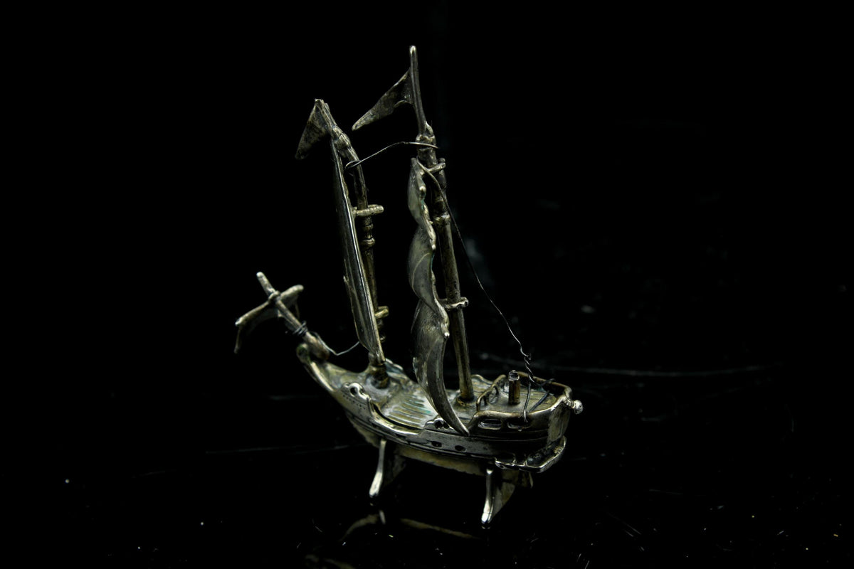 Vintage miniatuur verzilverd zeilschip - mini driemaster galjoen - maritiem collectors item - 6 cm.