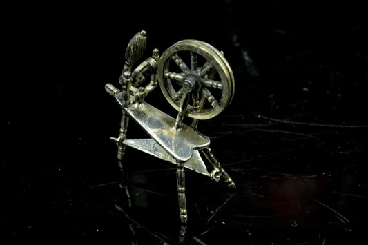 Vintage miniatuur verzilverde spinnewiel - Hollands miniatuurzilver - poppenhuis accessoire -collectors Item - 5 cm hoog