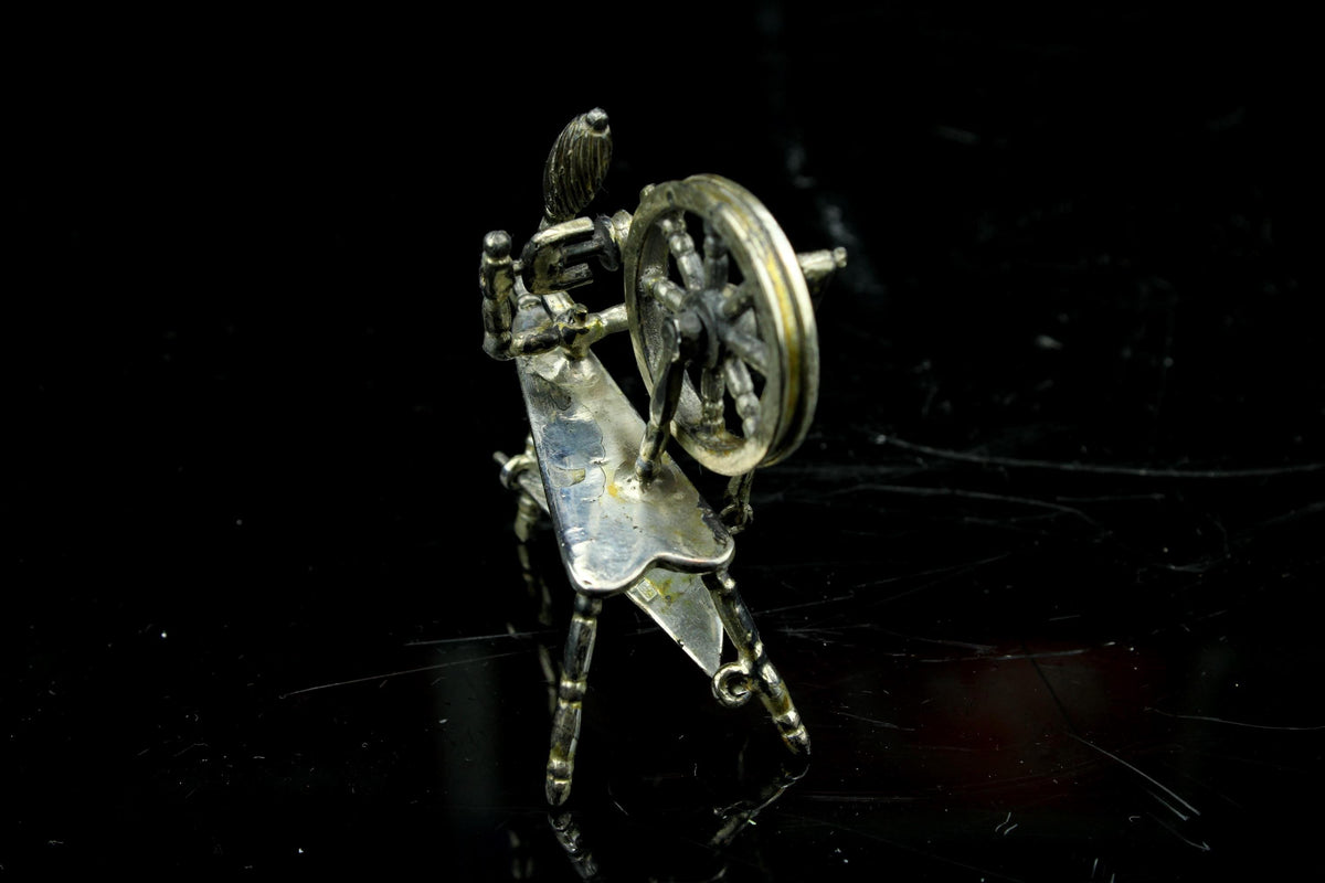 Vintage miniatuur verzilverde spinnewiel - Hollands miniatuurzilver - poppenhuis accessoire -collectors Item - 5 cm hoog