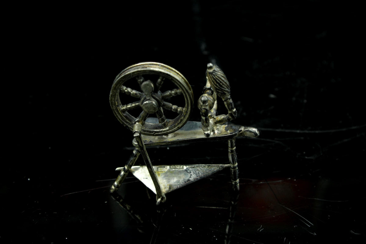 Vintage miniatuur verzilverde spinnewiel - Hollands miniatuurzilver - poppenhuis accessoire -collectors Item - 5 cm hoog