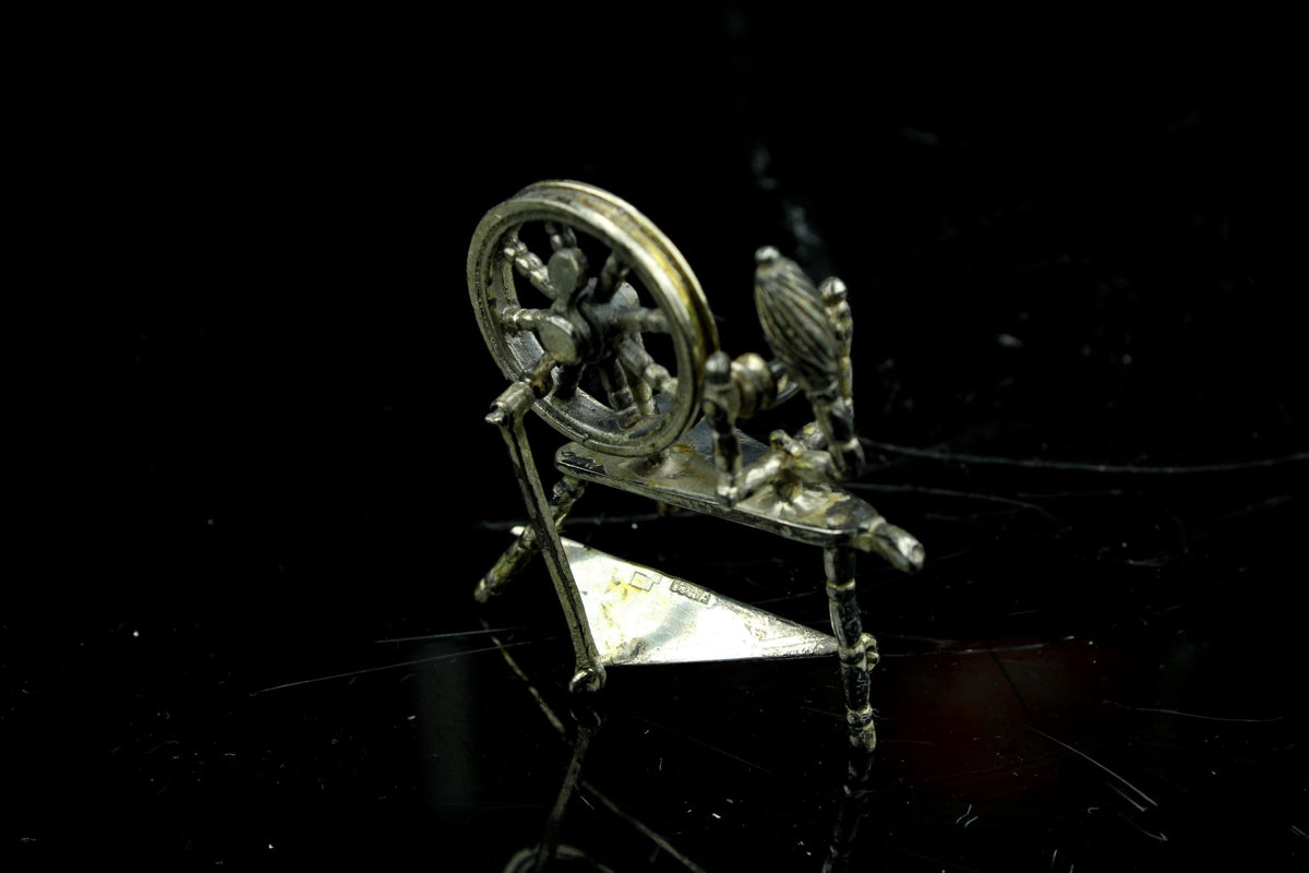 Vintage miniatuur verzilverde spinnewiel - Hollands miniatuurzilver - poppenhuis accessoire -collectors Item - 5 cm hoog