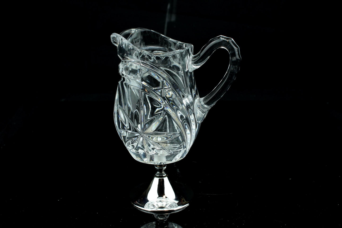 Vintage Kristall-Milchkännchen auf versilbertem Fuß - geschliffene Gießkanne - 16 cm.