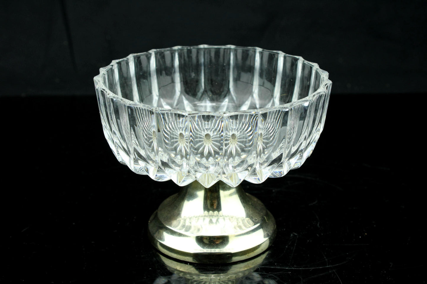 Vintage kristallen coupe op verzilverde voet - geslepen kristal bonbonschaal - sierraadschaal - 11,5 cm. doorsnede
