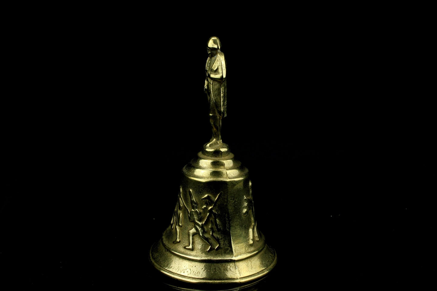 Vintage messing tafelbel met Napoleon Bonaparte - handbel met reliëf en klepel - 16 cm. hoog