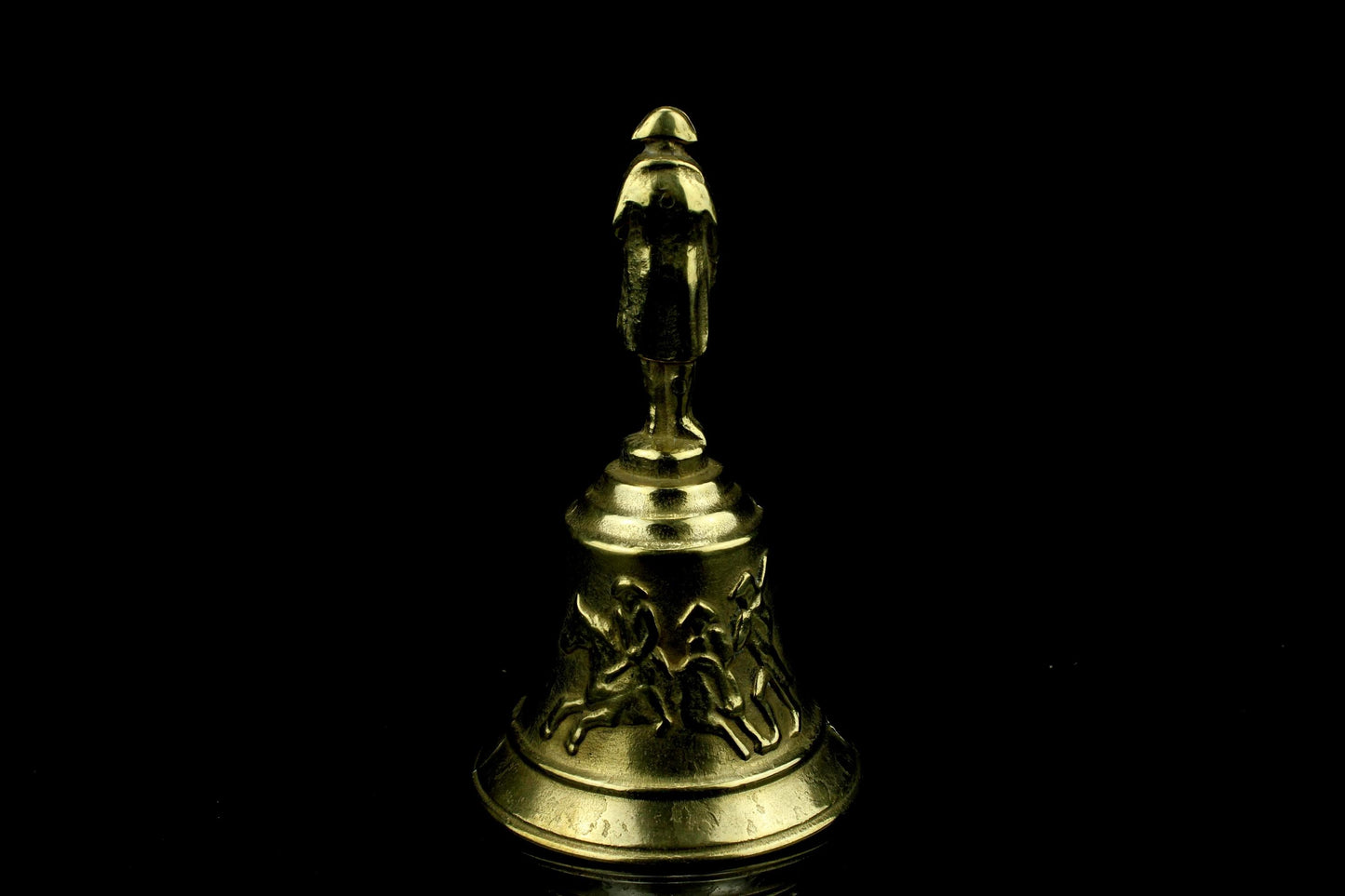 Vintage messing tafelbel met Napoleon Bonaparte - handbel met reliëf en klepel - 16 cm. hoog